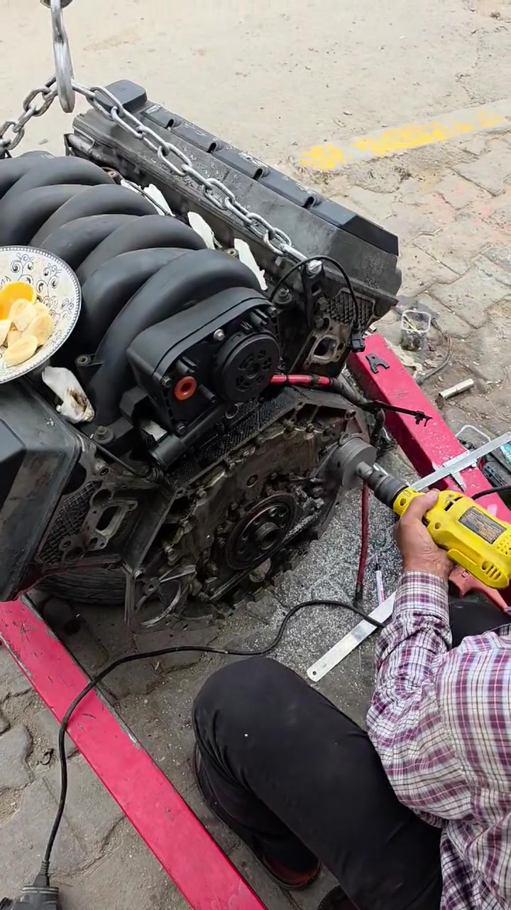 هذه السيارة راعيها خلقة واخلاق اخوية ابو الفضل المعدل من اهل النجف شكد ماتكول مرتب تحس نفسك ما انطيته حقه ومن الجناية الي مايقبل برغي او واير واحد نقص بسيارته.. بالعافية على الي ياخذ منك سيارة
