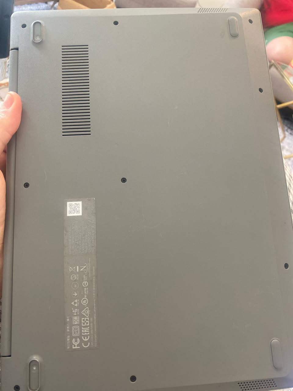 لابتوب عملي للدراسة والإدارة المكتبية 💻
متوفر لابتوب لينوفو (Lenovo) بحجم شاشة 14 إنج، يتميز بوزنه الخفيف وسهولة حمله. الجهاز مناسب جداً لإدارة الدورات، تصفح الإنترنت، واستخدام برامج الأوفيس (Word/Excel).
 الموديل: IdeaPad 3
 النظافة: كما موضح في الصور.
 السعر: سعر مناسب جداً


**إذا كنت صاحب هذا الإعلان وتريد حذفه لأي سبب، رجاءا أرسل رسالة إلى الدعم الفني**