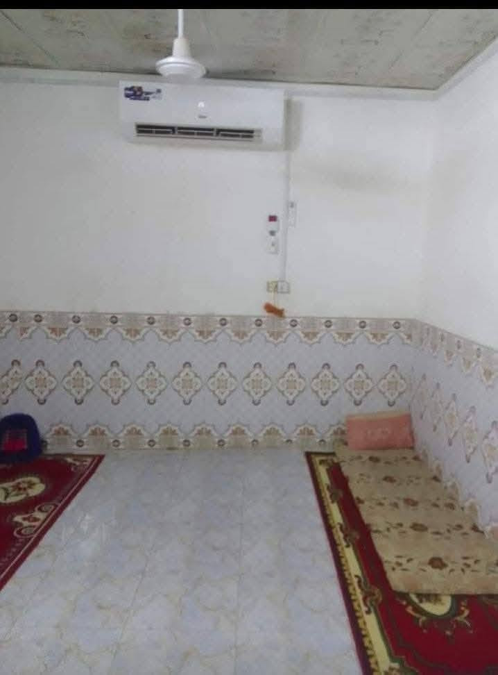 بيت للبيع المساحه210م متكون غرفتين وصاله ومطبخ وديوانه جاهز من كلشي +قطعه 200 م كافت الخدمات متوفره العنوان وره حاوي العباس من جهت الشط بكاع حمود الثانى ***********
