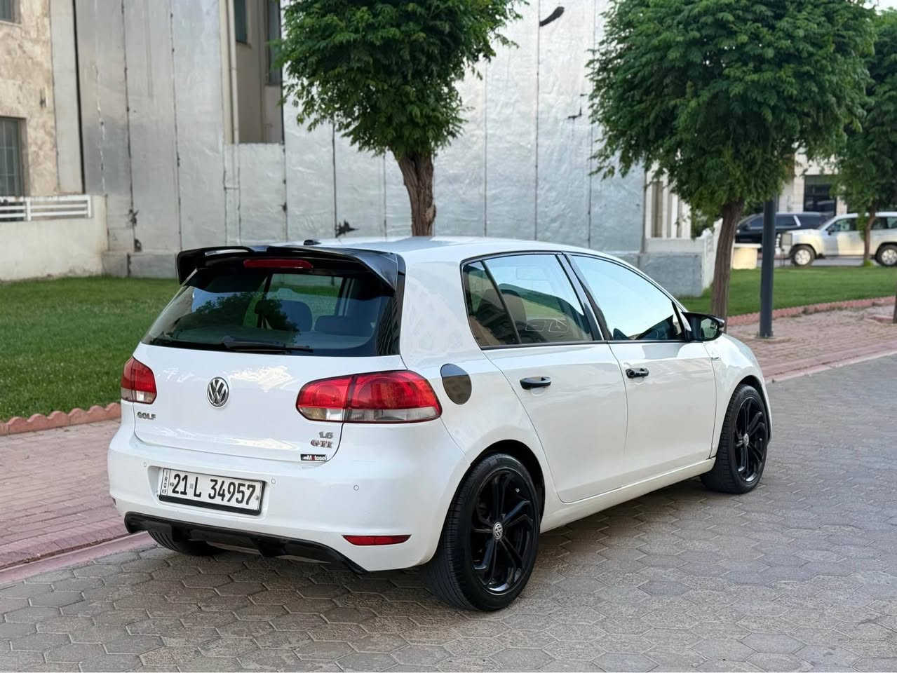 Volkswagen⁠ golf mk6 
گۆلف ٢٠١٢ مه‌كینه‌ ١٦ بێ تۆربۆ سپی به‌فری گێر ئۆتۆماتیك ته‌برید جام كاره‌با تایه‌ تازه‌یه‌ سه‌نه‌وی به‌ ناوی خۆمه‌وه‌یه‌ زۆر بێ موشكیله‌یه‌ به‌نزین زۆر كه‌م سه‌رف ئه‌كات ره‌سمی سۆنه‌رم داناوه‌ بۆنیتی روبعێكی بۆیاخه‌ 
نرخ ٧٥ مه‌جال
*********** السليمانية, العراق
