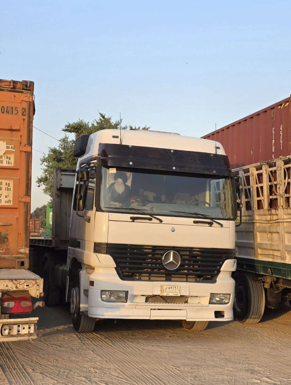 السلام عليكم سياره اللبيع اكتروز موديل ٩٩ مرسمه فلات ثلاث محاور محرك  ٤٣ بي تنقيص واصله البصمه تحويل متفوع غرامات كامله بس تبصم  طخم تاير كير قليج    السعر ١٨٠ وبيه مجال الشراي ***********
