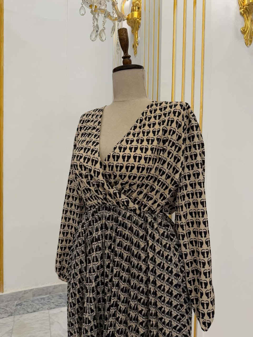 الخامة: شيفون عالي الجودة مع بطانة داخلية ناعمة.
التصميم: أكمام طويلة، خصر مرن، وقصة كلوش منسدلة.
):يلبس قياس 38 و 40 .): يلبس قياس 42 و 44.): يلبس قياس 46  يلبس قياس 50 و 52 .
السعر35
يوجد توصيل كل محافظات3


**إذا كنت صاحب هذا الإعلان وتريد حذفه لأي سبب، رجاءا أرسل رسالة إلى الدعم الفني**