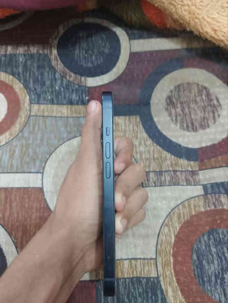 السلام عليكم ايفون 13 عادي لون نيلي للمراوس ب red magic الجهاز نضيف بي بس طختين خفيفات بطاريه 100 ماستر وبعده تحت الضمان مثل ما موجود بالصوره كامل هو وغراضه نقص مابي 
غير متواجد ع الفيس 
*********** واتساب
