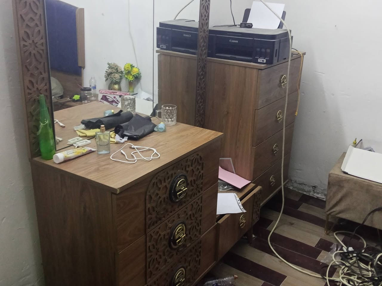 السلام عليكم 
غرفه تركيه للبيع
خشب الثقيل مو خفيف هذا الي يتفكك بس تلوحه مي
كلش نضيفه انضف من التصوير
ناقصها بس جربايه 
رايدها ب 650 وبيها مجال
سعرها اخو البلاش
مكاني بل شعب 
رقمي ***********
