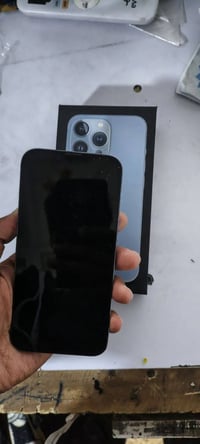 ايفون 13 برو نضافته٩٩ ٪ ما بدل بي شي كفاله كارتون ويه كيبل فقط  بطاريت...
