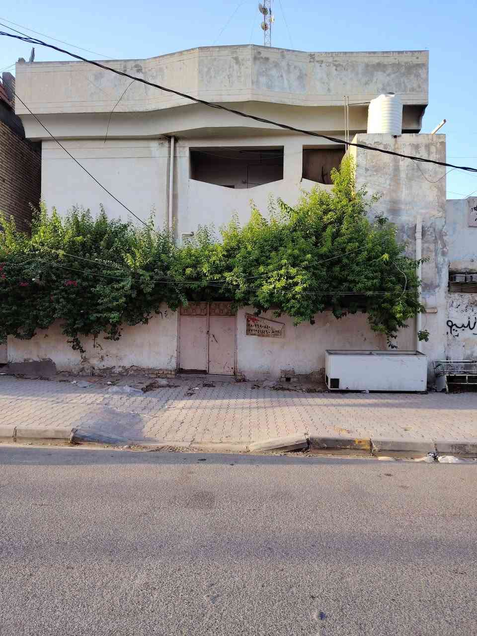 دار للبيع موقع استثماري ومميز منطقة السراى قرب اسواق بيت كعيد المساحة ٣٢٩ م طابقين الطابق الأرضي يحتوي هول استقبال غرفة نوم صحيات خارجي وداخلية مطبخ وحديقة خلف دار الطابق العلوى يحتوي  على أربع غرف نوم ومطبخ وصحيات للتواصل ***********
