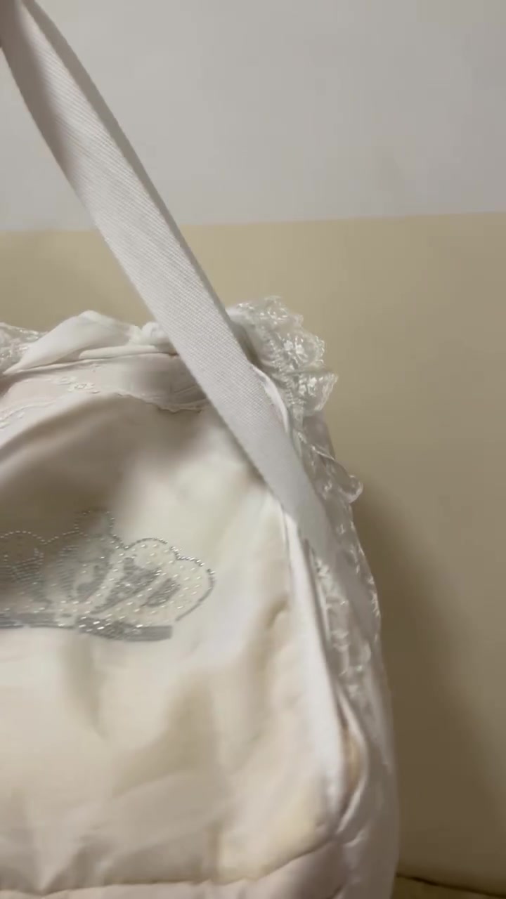 کاری کۆ تی منداڵ بەکار نەهاتوو لەناو بۆکسی خۆیدایە بە٢٥ کراوە ئەیفرۆشم بە١٥ هەزار شتیکی مودێلە بەکریستاڵ ومروارییە


**إذا كنت صاحب هذا الإعلان وتريد حذفه لأي سبب، رجاءا أرسل رسالة إلى الدعم الفني**