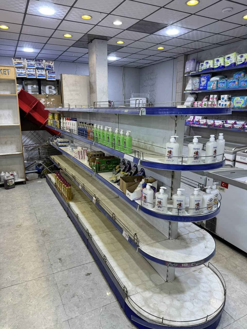 اغراض اسواق للبيع
براد ايكور ٣ ابواب عدد ٥
عارضة ايكور بطحية عدد ٦
رفوف سفينة  ٢٦ متر 
رفوف عمودية عدد ٩ متر
عربة تسوق عدد ٦
مضلة كهربائية عدد ٢
باب سلايد عدد ١
المكان الدوره جمعيه خير الله 
***********
