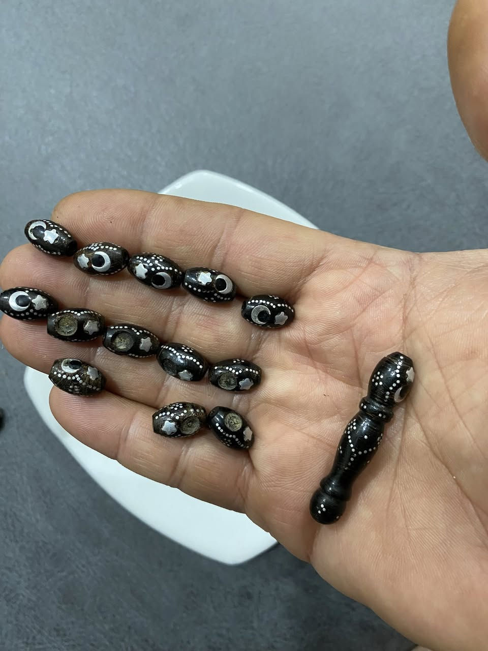 شاهد او مأذنة يسر حجازي قديم دك فضة فيه بعض الخرزات نقص هلال الشاهد كامل  ..بغداد واتساب ***********..السعر 100  الف للمجموعة توصيل كافة محافضات العراق
