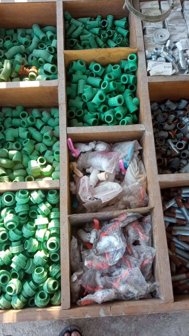 سلام عليكم غراض انشائيه جمله العدد الموجود 10تالاف قطعه سعر القطعه 600دينار العنوان القاسم موجود واتساب ***********
