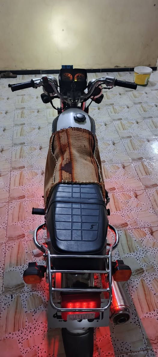 سلام عليكم نامه امتياز24 الدراجه جانت مخزونه هاذ الشته طلعته دراجه كلش كلش نضيفه المحرگ سبانه شنو ما ممدود عليهه اوراقه ضايعات اكفله من السرقه رايدها مراوس بفورزه او بيع ب600 وبيهه مجال هاا الي تحجون ع الموديل اني بايعلگ نضافه مو بس موديل دراجه مال جناي مداريهه مكاني ديالى الخالص الرقم***********
