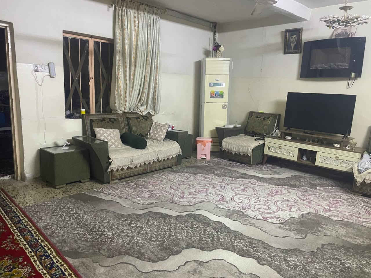 السلام عليكم 

🏡✨ فرصة استثمارية نادرة للبيع – عقار طابو صرف تجاري بموقع استثنائي ✨🏡

للبيع عقار مميز جداً طابو صرف تجاري في موقع استراتيجي وحيوي يُعد من أفضل المواقع للاستثمار والأعمال التجارية.

📍 يتميز العقار بإطلالة مباشرة على الشارع العام المؤدي إلى الطب العدلي، بالإضافة إلى واجهة ثانية على شارع آخر، مما يمنحه قيمة تجارية عالية وفرصاً استثمارية متعددة.

📐 المساحة المثبتة في السند: 182.5 م²
📏 المساحة الفعلية (واقع الحال): أكبر من المساحة المثبتة في السند.

🏠 يحتوي العقار على بناء قائم صالح للسكن، مع إمكانية تطويره أو استثماره بما يتناسب مع طبيعة الموقع المميز.

⭐ مميزات العقار:
✅ طابو صرف تجاري.
✅ موقع حيوي واستراتيجي على شارعين.
✅ واجهات مميزة تمنح العقار قيمة استثمارية عالية.
✅ مناسب للمجمعات التجارية، العيادات الطبية، المكاتب، الصيدليات، المعارض، والمشاريع الاستثمارية المختلفة.
✅ قيمة عقارية متصاعدة وموقع مطلوب باستمرار.
✅ فرصة مثالية للمستثمرين الباحثين عن موقع يجمع بين التميز والعائد المستقبلي.

💎 عقار بمواصفات استثنائية وموقع يصعب تكراره، يجمع بين قوة الموقع والفرصة الاستثمارية الواعدة.

📞 للاستفسار ومعرفة السعر والتفاصيل يرجى التواصل على الخاص أو الاتصال على الرقم: (***********-***********).
