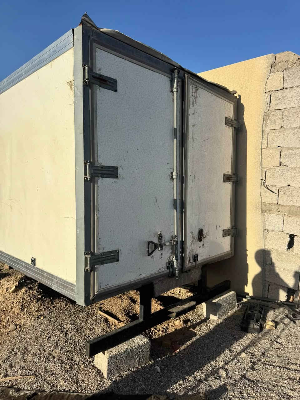 السلام عليكم حافضه للبيع نضافه ٨٠ بالميه طول ٥متر عرض ٢١٠ ارتفاع١٩٠ تنشد على هونداي او كنتر بلاديه كامله مابيها نقص السعر ١٥ مكاني بغداد ***********
