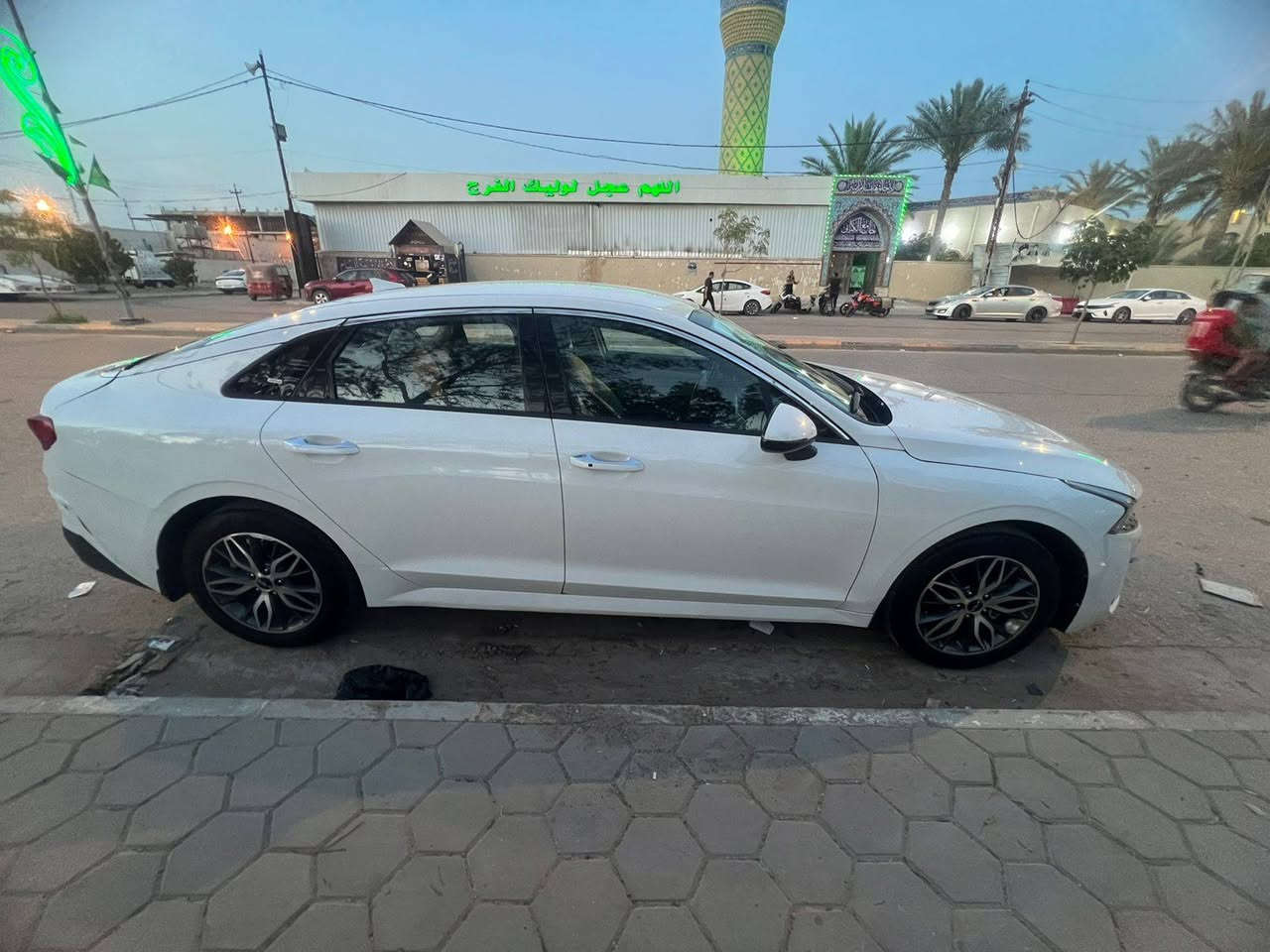 سلام عليكم كي فايف خليجي محرك 2000 دوش فول مواصفات بس قماره حديد بيهه فقط بنيد امبدل بدون دواخل وجاملغ بي بارد مديل 23 ماشيه 68حقيقي 
سياره بعدها على وضع شركه
سعرها 170وبيها مجال
استفسار  على رقم ***********
[مكلف بانشر  لاتجي خاص ترك تعليق حلو]
