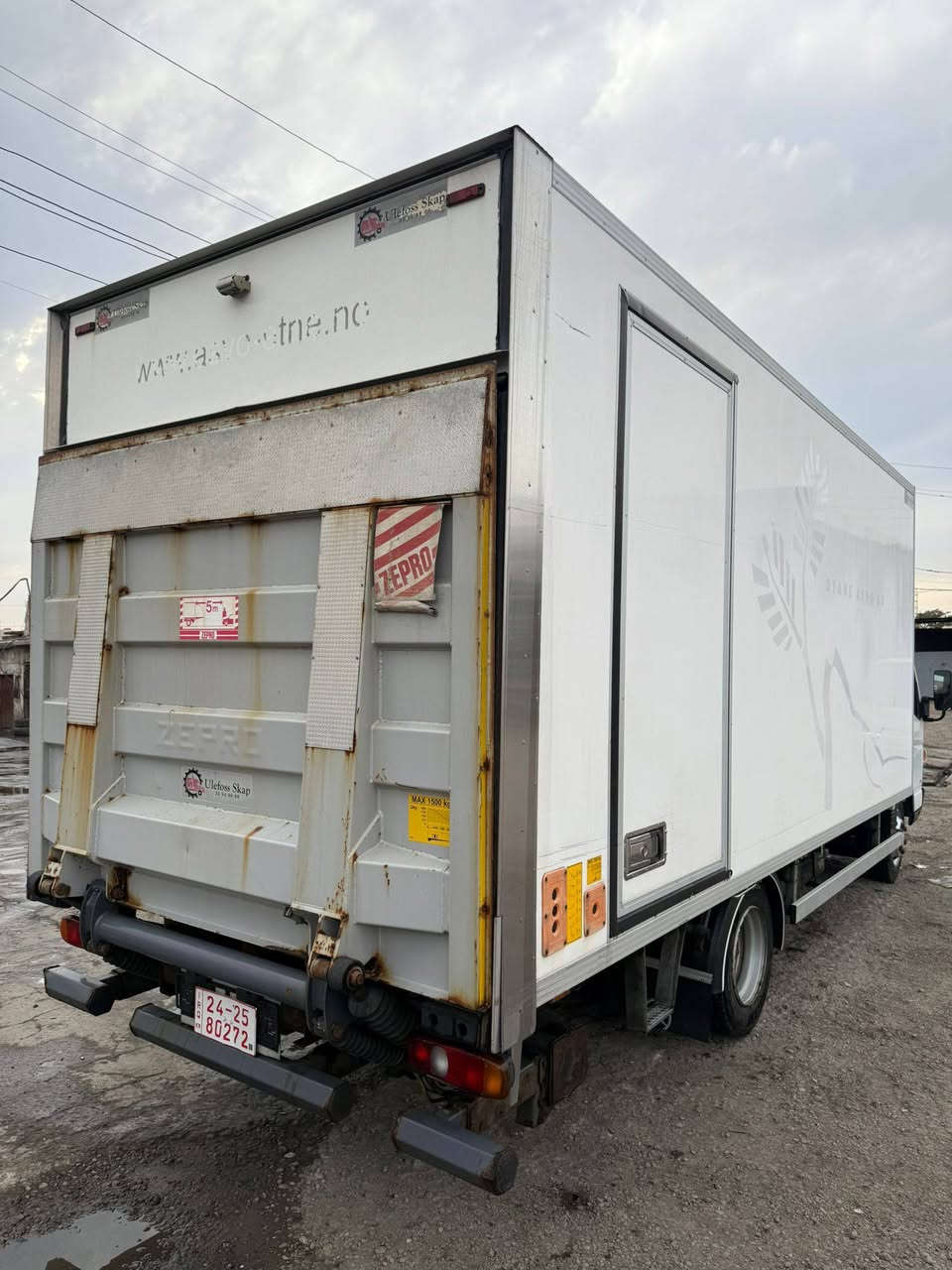 كنتر للبيع موديل ١٧ رقم كاتي الطول ٥اونص ارتفاع ٢٢٠تخم تاير حافظه الس ٢٤٠ رقم الهاتف ***********
