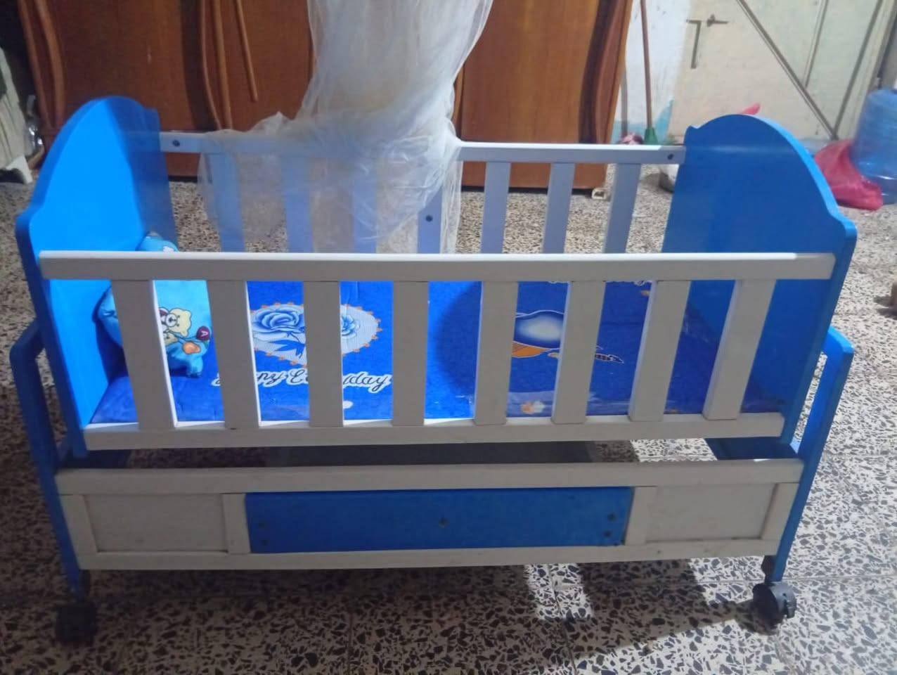 سرير وهزاز مال اطفال الطفل نايم بي مرتين امانة الله 
35 الف نهايتة اللي يريدة مكاني حي الجمهوري شارع الصالونات ***********
