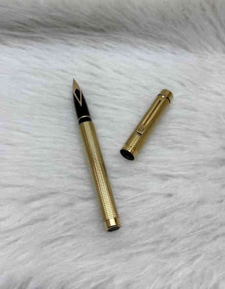 SHEAFFER(TARGA)
قلم شيفر تاركة
حبر
امريكي المنشأ اصلي 
طلاء ذهب ثابت  
ريشة(سلاية) ذهب خالص عيار 14k
نقشة مميزة 
حجم الخط F
انتاج سنة الثمانينات 
جديد غير مستخدم 
مع العلبة الاصلية و الكرنتي
للاستفسار المراسله على الواتساب او الاتصال بالرقم  *********** 
يوجد خدمة توصيل داخل بغداد و محافظات
