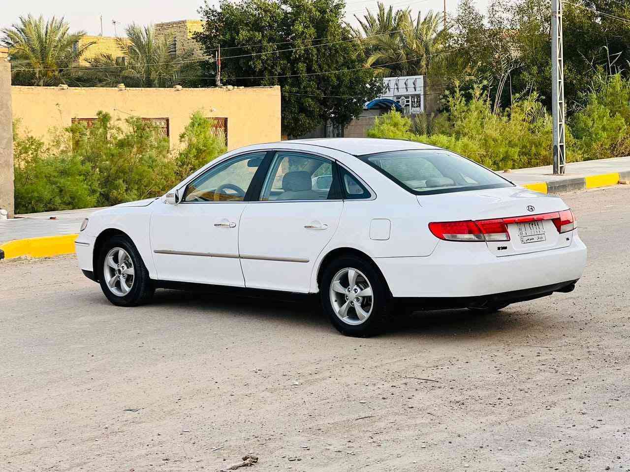 السلام عليكم سيارة هونداي ازيرا 2008 جاهزه نقص بس حداديه فقط ومصبوغه عام جماليه السعر 75 وبيها مجال حك الجيه للاستفسار على الواتساب متواجد *********** العلوان البصرة

