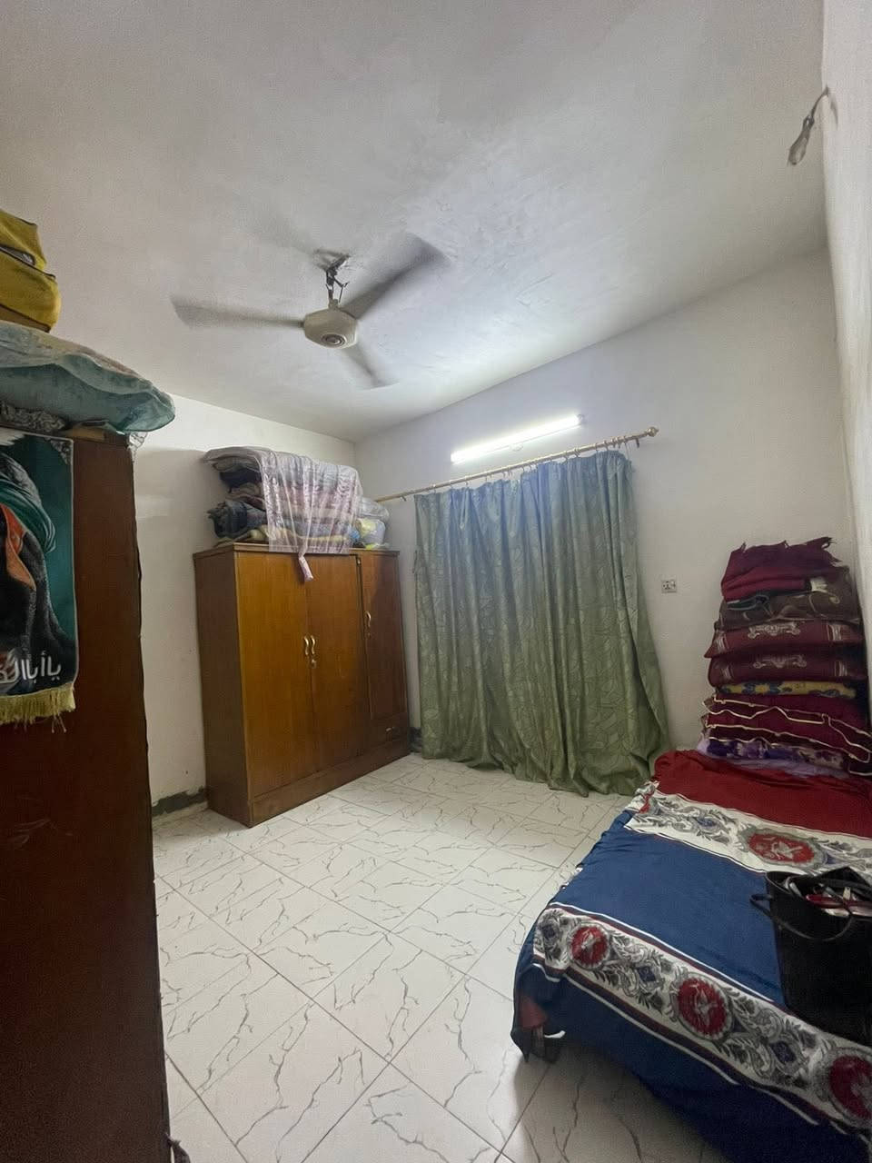 بيت ١٠٠ مربع واجهة ١٠ ونزال ١٠ يحتوي علة استقبال ٥ وعرض ٣ وغرف نوم ٢ ومطبخ مثل ما واضح في الصور كراج كاشي درجة اولى وترك خلفي وبيتونة  خدمات المنطقة فول كهرباء مجاري وماء وتبليط للباب منطقة صليخ ال٦٠٠ بستان اليهودي 
خلف شركة تيوتا سعر ٨٠ وقابل لتفاوض وهاذ رقم ***********
