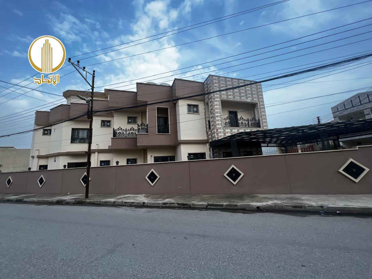 #مكتب_الاتحاد_لتجارة_العقارات_والمقاولات 
 🏛⭐️للبيع او معارضة⭐️حي المالية خلف مطعم الحطب⭐️🏛
                 
⬅️️ مساحـة 260متر موقع مميز 

⬅️️الواجهة 20.5 

⬅️ الإتجاه قبلة غروب

⬅️شارع تبليط ١٢متر

⬅️️سند طابو ملك صرف 

⬅️️طابقين ٦غرف نوم ٢سويت

⬅️️بناء حديث 2024

⬅️الطابق الاول:
 غرفتين نوم ١سويت إستقبال مطبخ حار وبارد هول صحيات كراج مناور 

⬅️الطابق الثاني:
 ٤غرف نوم  ١سويت هول صحيات بلكونة بيتونة 

تفاصيل اكثر يرجى مراجعة المكتب
_____________________________ 
         مكتب الاتحـــاد للعقار 
الفرع الاول : شارع المصارف الرئيسي 
الفرع الثاني: الصديق بداية سايدين البحرين 
           *********** 
                      🏛
           ***********
