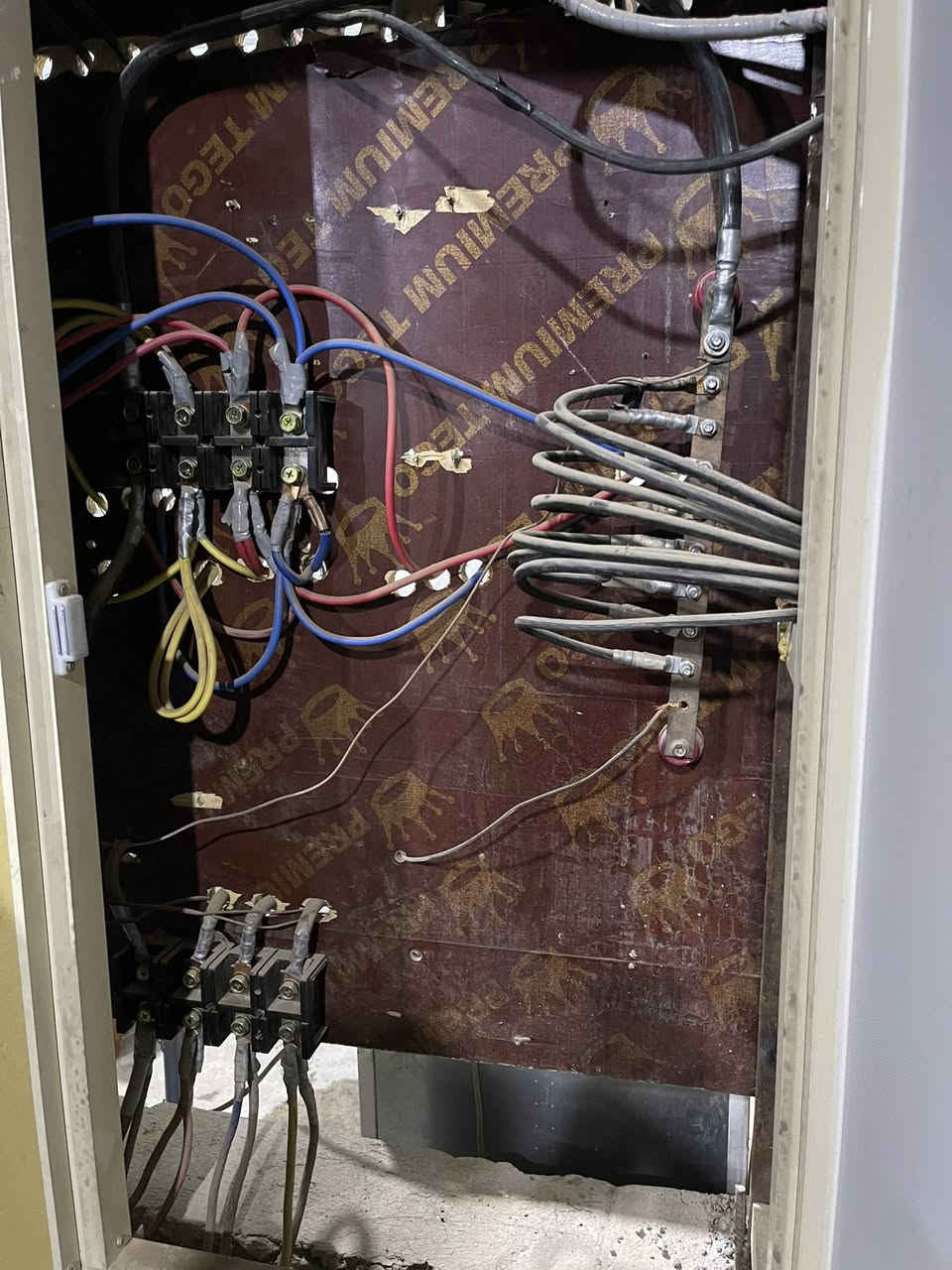 موقع مولده للبيع بي مكينه كمنز 5ونص حمل بصيف 700شته 550وقابل للزياده الارض اجار50ألف+10نبيرات لبوالبيت ضفاير كابينات كله جديده بي اجازه 200كي في خابرني الموقع بلحديد القديمه ***********
