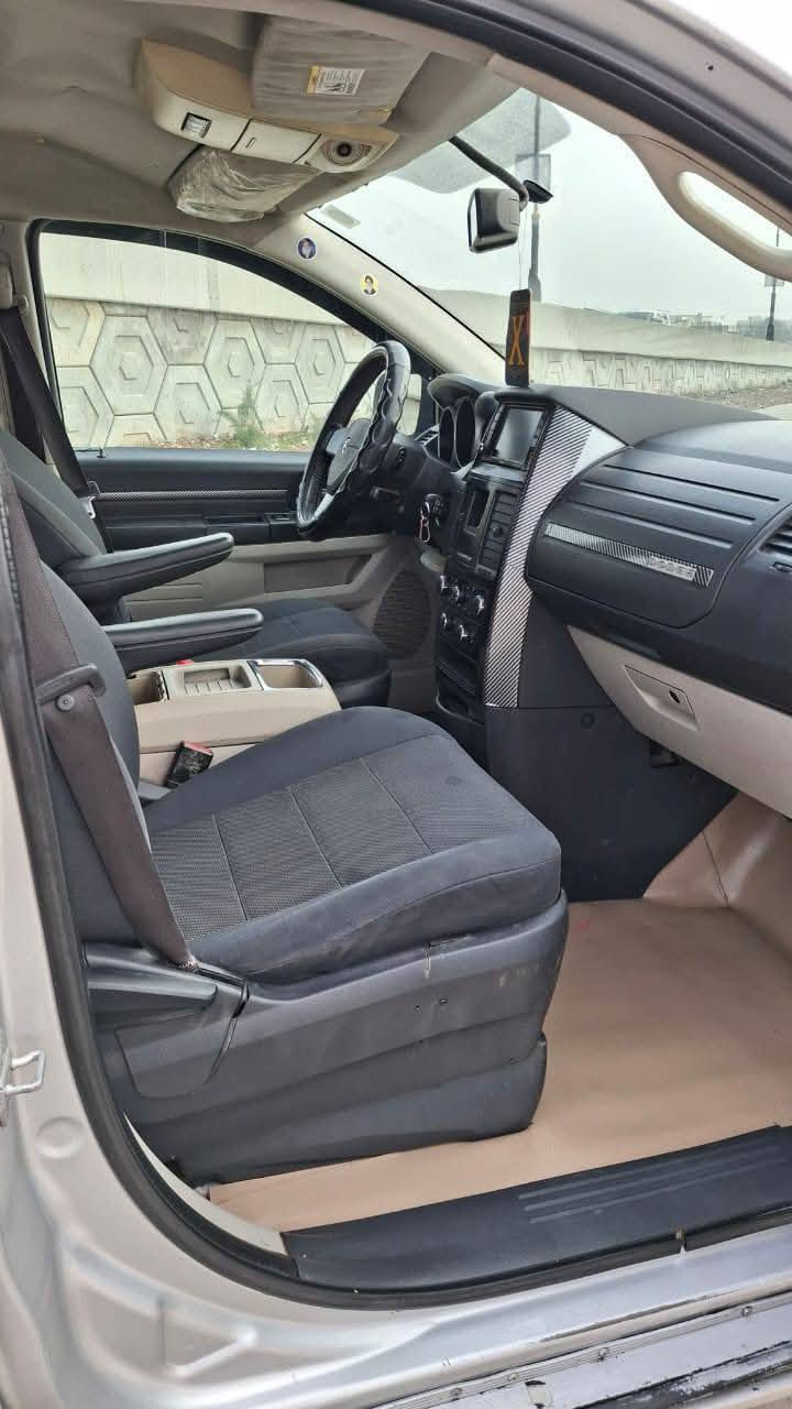 من رخصت مدير الكروب المحترم السلام عليكم دوج كرفان  ٢٠٠٩  وارد أمريكي السياره رقم بغداد انكليزي ماشيه   118 الف فول مواصفات ابواب كهرباء بريك كهرباء كراسي كهرباء سته جام كهرباء سبعه راكب ثلاث قطع تبريد فرس بالسقف فرس ارضي ويل مال  ٢٠  شاشه اصليه قلاب مع كامره السياره بيهه صبغ ٥ قطع جراد فقط بدون حادث بدون تبديل  كير مكينه مكفولات صدر أمامي وخلفي نضيف تخم تاير تبريد شغال السعر   (  ١١٣  ) بيهه مجال الاتصال    *********** مكان بغداد
