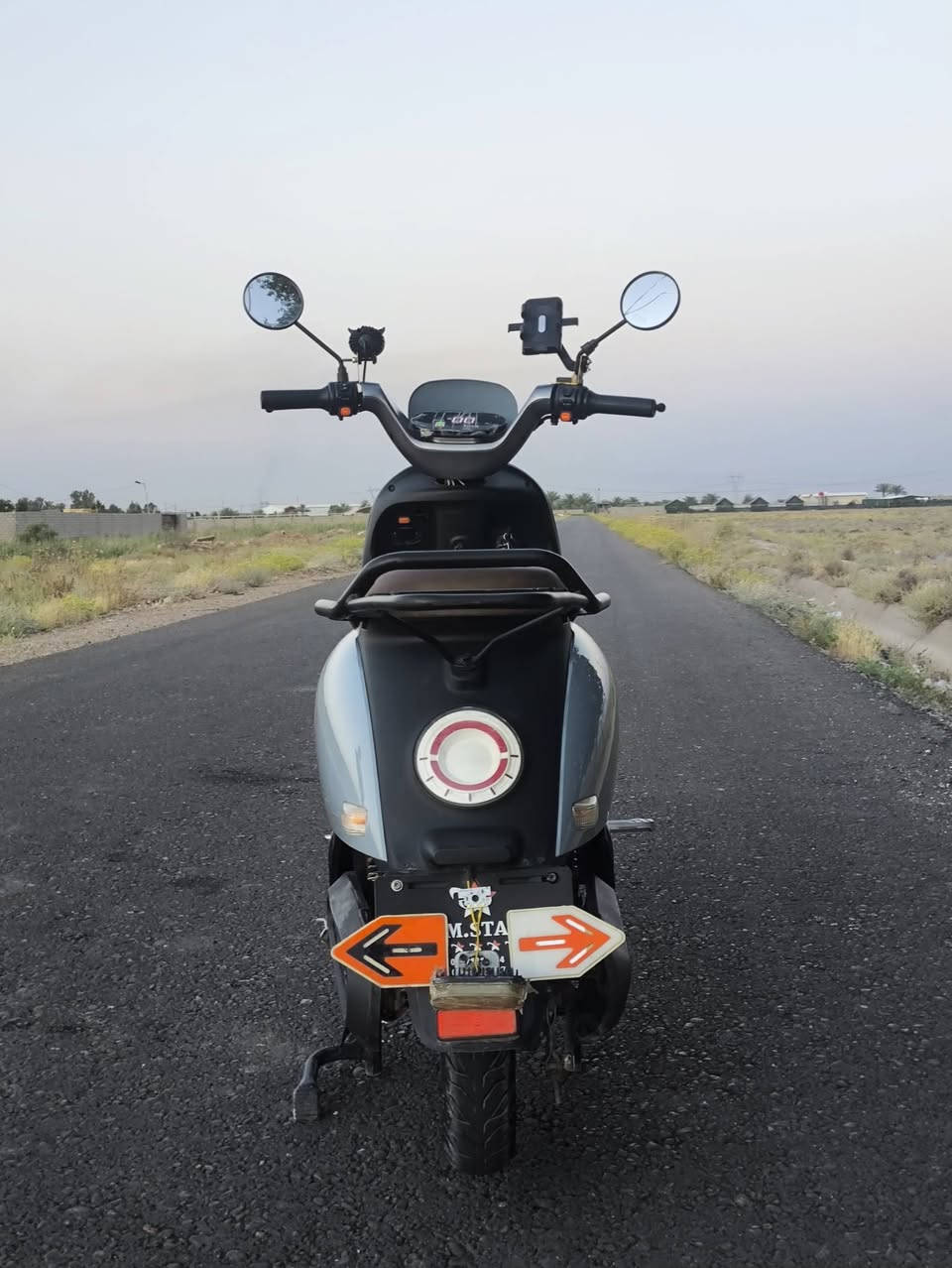 للبيع: دراجة شحن (ZXكلاسك ) ملف 1500 واط / مواصفات أمان ونظافة عالية جاهزة ومعدلة 🔋🛵
​السلام عليكم شباب، عندي هاي الدراجة الحلوة والنظيفة للبيع، مواصفاتها وتعديلاتها كاملة وما تحتاج أي مصاريف:
​✅ الملف والمنظومة: ملف قوي حجم 1500 واط وعزم ومسحَب ما شاء الله.
✅ البطارية: 60 فولت 20 أمبير (60V 20Ah) كفاءة عالية.
✅ المسافة: تمشيك بالشحنة الواحدة 50 كيلو وأكثر حسب الوزن والشارع.
✅ السرعة: تقفل ع الجك الـ 59، وبالسير والمشي الحقيقي تقفل 53 كم/ساعة (نشطة وسريعة).
✅ الوضعية العامة: الدراجة بريكات، لوايد، شاشة، وكهربائيات كلها مضبوطة وشغالة 100%.
​🔒 أنظمة الأمان والحماية:
​نظام قفل ضد السرقة.
​جهاز إنذار (حاسبة) ضد السرقة.
​قفل ستيرن شغال ومضبوط.
​➕ الإضافات والتعديلات المميزة:
​يجي وياها صندوق خلفي.
​مضاف إلها فدرالية خلفية.
​لايت زنون قوي جداً (إنارة ممتازة بالليل).
​نظام دبل إشارة.
​سماعات بلوتوث شغالة تربطها على موبايلك.
​⚠️ الملاحظات (للأمانة والمصداقية):
​الجاملغ الأمامي بيه كسر بسيط جداً (واضح بالصورة وما مأثر على أي شي).
​💵 السعر: 650 ألف دينار عراقي (وبيه مجال بسيط للشراي الطيب والجاد).
​📍 المكان: بغداد / سبع البور.
📞 للتواصل والاستفسار:[***********] أو راسلني خاص.
