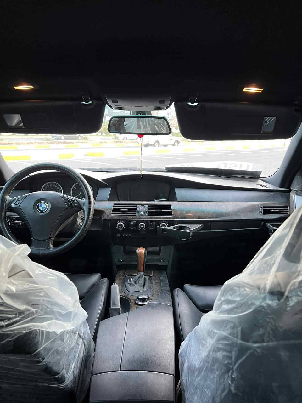 bmw e60 2004  كوشن جلد كوشن خەزن. تەبریت گێرو مەكینە بەشەرت ٥٢٥نۆزل كورت تەقەو رەقە بەشەرت یەك دینار مەسروفی نیە نرخ ٧٩ گەڵاو مەجال ژ.م *********** واتس ئەپ
