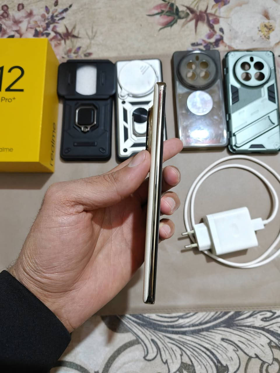 السلام عليكم
ريلمي 12 ابرو بلس 
لون وايت المميز 
بطارية 🔋 5000
شاحنة 🔌 67 واط 
معالج  7s Gen 2 Mobile
ذاكرة 512 
كامرة غنية عن تعريف 
سعرة 325 الف 
معة اربع كفرات مدرعة جدد وجهاز فول نضافة وطي بي ظمان يومين تجي من لباب تاخذه بكاني بغداد حي جهاد 
رقمي ***********
