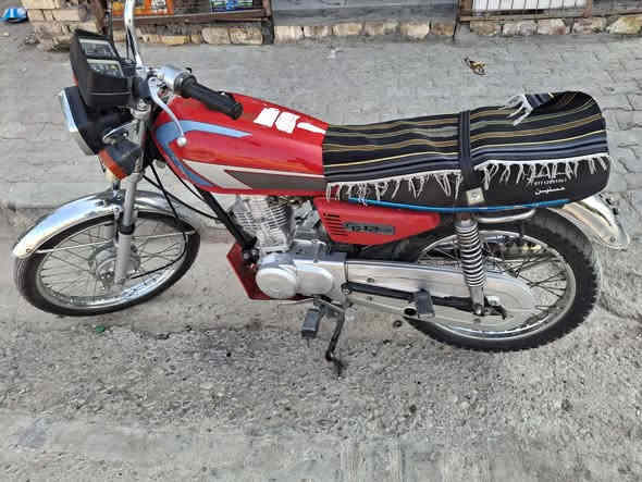 السلام عليكم شباب دراجه للبيع تعمير بدون اوراق دراجه عوزه شويه ترتيب سعر ٧٠٠ وبيها مجال المكان العماره القادسيه ***********
