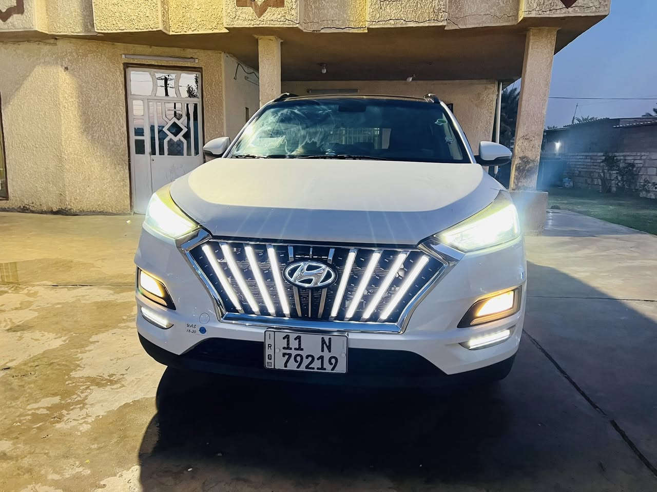 سلام عليكم توسان 2020 كوري 
فول واحد على واحد
كشنات بقلاوه لونين + كهرباء
مري شفط 
5 عدسات 
بني رومه 
ويل كروم + تخم تاير نضيف 
صدر مامي خلفي جديد 
محرك مفتوح شرط لا صرف لا صوت لا بخار 
كير مكفول 
سياره نضيفه شوفت عينك 
ماشيه 124 الف 
بيه شبر بارد بل باب الخلفي عكس السايق 
سعر 225 وبيه مجال *********** مكاني بغداد جسر ديالى الجديد
