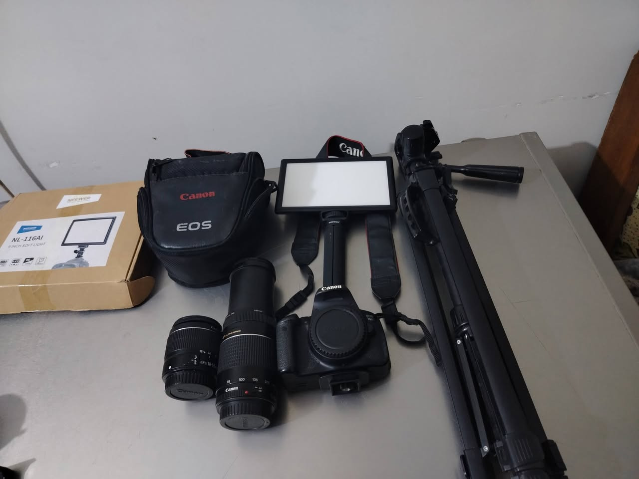 Canon d700  نظيفة كلش 

المحتويات 
1_ حقيبة كتف 
2_ستاند تصوير 
3_ بيبي لايت كامل بالباكيت
4_عدسة ٧٥.٣٠٠  نضيفة
5_عدستهه الاصليه ١٨.٥٥
 _____________________

السعر ٦٠٠ بيهه مجال  مكاني بغداد


**إذا كنت صاحب هذا الإعلان وتريد حذفه لأي سبب، رجاءا أرسل رسالة إلى الدعم الفني**