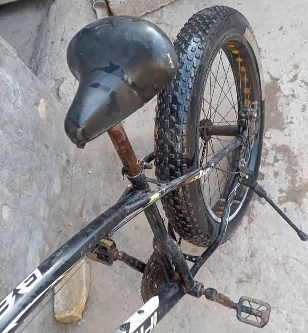 السلام عليكم بايسكل نضيف ماتعبان بس التاير الي وره تعبات مايكلف التاير حجمة 26.
سعره 50قفل الشراي التواصل ***********
مكاني واسط العزيزية
