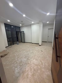 للأيجار شقة في مجمع السلام السكني  تحتوي علا ٣غرف نوم وصالة ومطبخ وخدم...