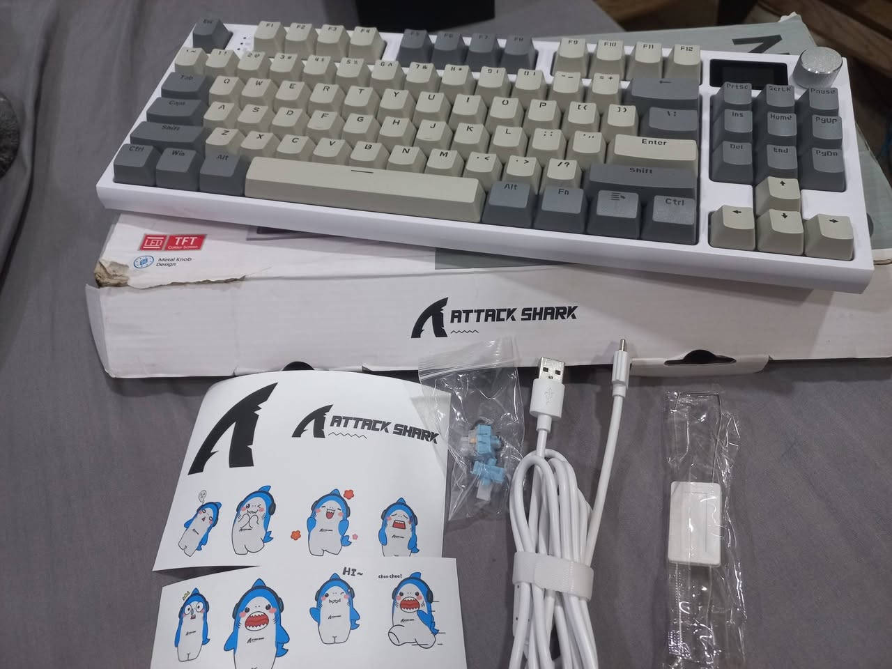 كيبورد ميكانيكي احترافي Attack Shark K86 RGB
للبيع كيبورد قيمنق وكتابة بمواصفات فلوق شيب وبسعر اقتصادي!
الموديل: Attack Shark K86 RGB (أصلي 100%)
الحجم: 87 مفتاح (TKL) - الحجم المثالي للالعاب ويوفر مساحة ممتازة للماوس.
اللون: الرمادي العملي الفخم (Business Gray).
➕ أهم المميزات اللي تميز هذا الكيبورد:
شاشة ذكية ملونة (TFT Screen): تعرض نسبة البطارية، الوقت، ونوع الاتصال، وتقدر تخلي عليها أي صورة متحركة (GIF) تعجبك.
بكرة تحكم (Knob): للتحكم بالصوت والتنقل بين الإعدادات بسهولة وسرعة.
ثلاث أوضاع اتصال (Tri-Mode): يشتغل لاسلكي (2.4GHz بدون أي تأخير للألعاب)، وبلوتوث (يربط على الموبايل أو اللاب توب)، وسلكي (Type-C).
سويتشات خطية ممتازة: نوع (Blue Whale Switches) مسبقة التشحيم من المصنع، سريعة بالاستجابة وصوتها ناعم ومكتوم (Thacky).
خاصية الـ Hot-Swap: تكدر تغير السويتشات بالمستقبل بكل سهولة وبدون لحام.
عزل صوت داخلي: يحتوي على طبقات فوم وسيليكون (Gasket Mount) لامتصاص الصدمات وصوت ضغطات نقي.
البطارية: ضخمة جداً بسعة 4000 مللي أمبير تدوم لأيام طويلة.
الحالة: مفتوح غير مستخدم
السعر 70,000


**إذا كنت صاحب هذا الإعلان وتريد حذفه لأي سبب، رجاءا أرسل رسالة إلى الدعم الفني**