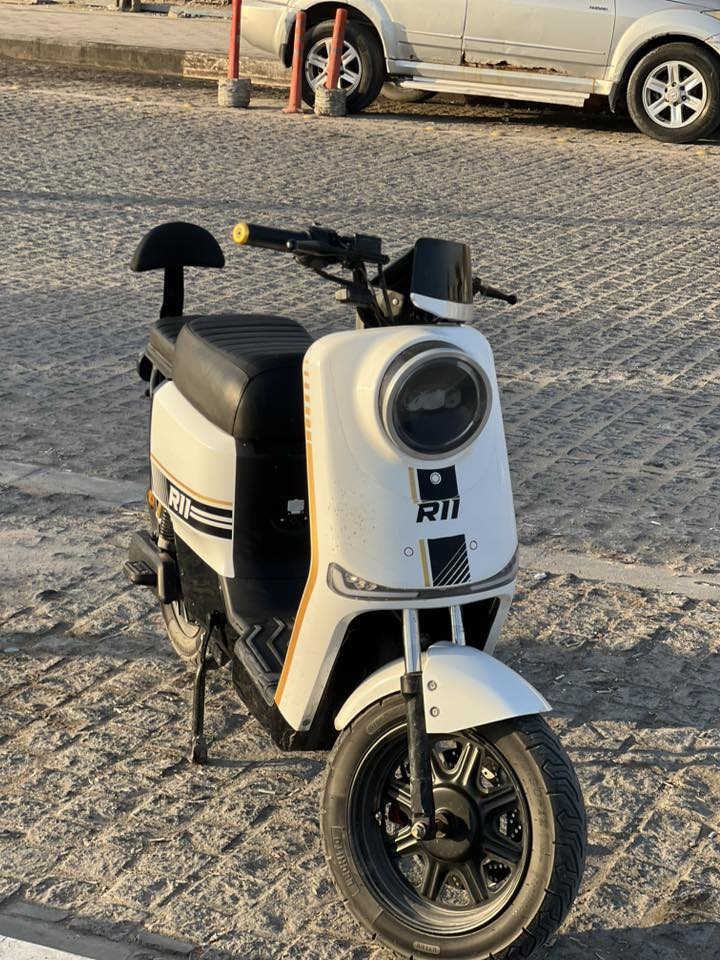 دراجة شحن مديل 2025
اصدار 2026 R11 
دراجة كامله مابيها اي نقص ماشيه قليل صارلي شهرين من خذيته كامله مكمله بطاريات جدد وشرط لفحص خمس بطاريات كبار كهربائيات كله شغاله اربع نمر دراجة جديده بل جيس 
لسعر 500 وبيها مجال 
مكاني لبصرة الجمهورية 
***********
