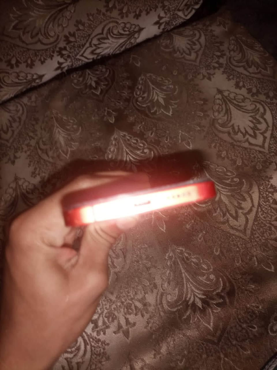 سلام عليكم آيفون 12عاديً ال بطريه ٧٤جهازًنظيف كلشي مآبي بس ضهريه بدله سعر 200 ***********
