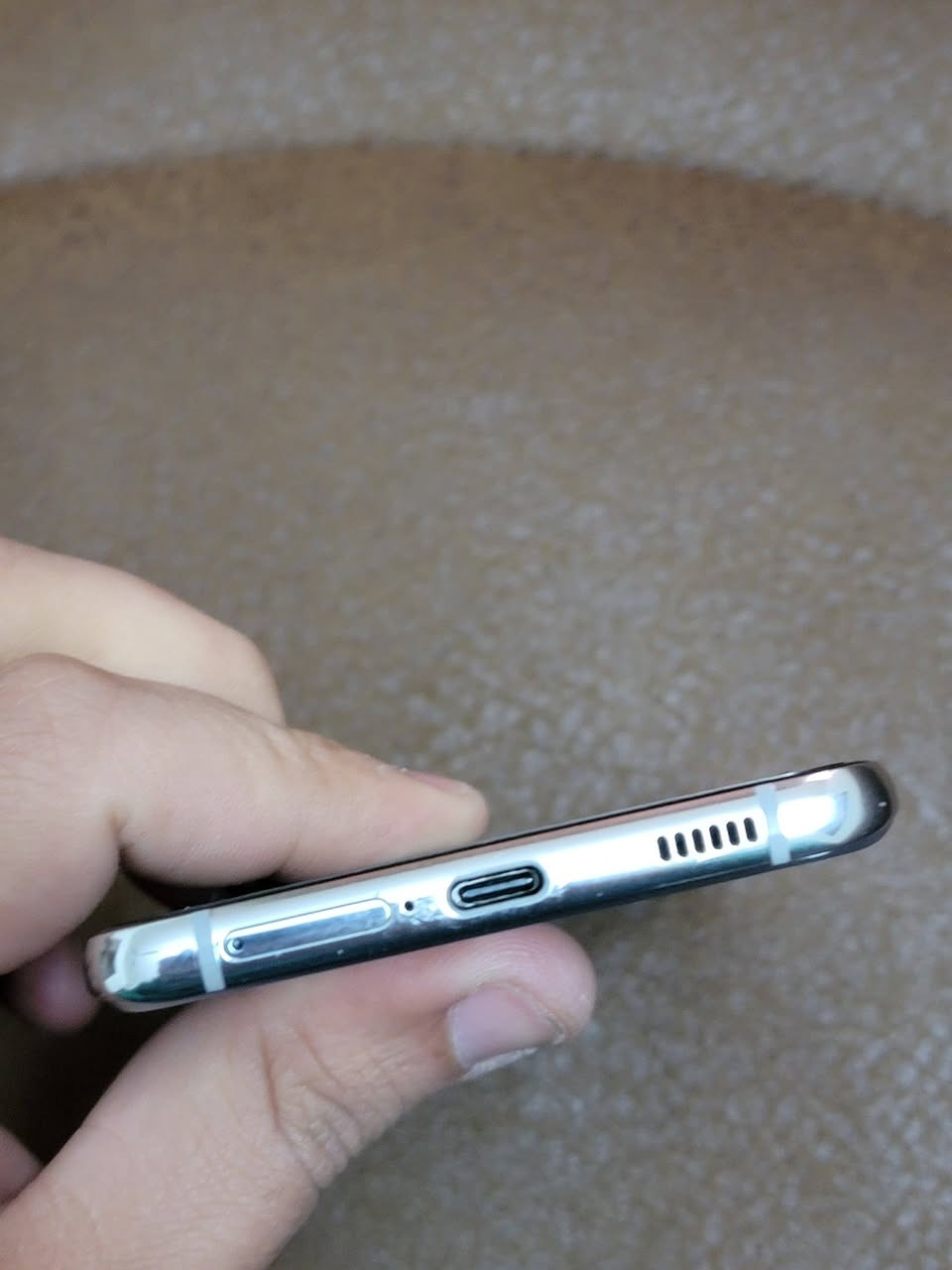 Samsung Galaxy S21 Plus 5G
السعر ٣٢٥٠ الف

يدعم الهاتف خاصية الـ NFC .
يدعم شريحتين إتصال من نوع Nano Sim .
يدعم شبكات الاتصال الجيل الثاني الـ 2G والجيل الثالث الـ 3G والجيل الرابع الـ 4G والجيل الخامس الـ 5G .
متانة وجودة الخامات التي تم استخدامها في تصنيع الهاتف تأتي بظهر من الزجاج محمي بجوريلا فيكتس مع إطار من معدن الالمونيوم .
الهاتف مقاوم للماء والغبار بشهادة IP68 حتى متر ونصف أسفل الماء لمدة 30 دقيقة .
أما عن أبعاد الهاتف فيأتي بأبعاد 161.4×75.6×7.8 ملم مع وزن يقدر بـ 202 جرام .
الشاشة تأتي بشكل الثقب في منتصف الشاشة من نوع Dynamic AMOLED 2X بمساحة 6.7 بوصة بجودة الـ FHD+ بدقة 1080×2400 بكسل بمعدل كثافة بكسلات 394 بكسل لكل إنش مع دعم الشاشة لأبعاد العرض بنسبة 20:9 مع وجود طبقة حماية من نوع Corning Gorilla Glass Victus بالإضافة لدعم الشاشة الأعلى الـ 120Hz كما يدعم خاصية الـ HDR10+ مع سطوع يصل الي 1300 شمعة .
يتوفر الهاتف بإًصدار 256 جيجا بايت من نوع UFS 3.1 مع ذاكرة عشوائية بسعة 8 جيجا بايت .
لا يدعم الهاتف إمكانية زيادة المساحة التخزينية عن طريق كارت ميموري .
أما عن الأداء فالإصدار الذي سيتم توفيره في مصر فيأتي بمعالج من شركة سامسونج نفسها حيث يأتي من نوع Exynos 2100 بتكنولوجيا الـ 5nm ليكون أقوى من الأجيال السابقة من اكسنوس فالمعالج قادر على تشغيل الألعاب الثقيلة والمهام اليومية المكثفة مهما كانت فهو نفس معالج الـ Samsung Galaxy S21 5G والـ Samsung Galaxy S21 Ultra 5G .. وهو داعم لشبكات الجيل الخامس .
الكاميرا الأمامية تأتي بدقة 10 ميجا بكسل بفتحة عدسة F/2.2 .
الكاميرا الخلفية تأتي ثلاثية حيث تأتي الكاميرا الأولى وهي الكاميرا الأساسية بدقة 12 ميجا بكسل بفتحة عدسة F/1.8 مع دعمها للمثبت البصري الـ OIS أما عن الكاميرا الثانية فهي الكاميرا الخاصة بالتصوير الواسع فتأتي بدقة 12 ميجا بكسل بفتحة عدسة F/2.2 أما عن الكاميرا الثالثة فهي الكاميرا الخاصة بالزوم وتأتي بدقة 64 ميجا بكسل بفتحة عدسة F/2.0 وتدعم الـ OIS وتدعم زوم حقيقي 3X و زوم ديجتال حتى 30X بالإضافة إلى فلاش من نوع ليد فلاش .
يدعم الميكروفون الثانوي الخاص بعزل الضوضاء والضجيج أثناء استخدام الهاتف بصفة عامة .
يدعم تصوير الفيديوهات بجودة الـ 8K بمعدل التقاط 24 إطار في الثانية كما يدعم التصوير بجودة الـ 4K بمعدل التقاط 30 و60 إطار في الثانية كما يدعم التصوير بجودة الـ FHD بمعدل التقاط 30 و60 و120 إطار في الثانية كما يدعم التصوير بجودة الـ HD بمعدل التقاط 960 إطار في الثانية .
السماعات الخارجية تأتي بصوت ستيريو للحصول على تجربة صوتية مجسمة ومميزة .
يدعم الهاتف الـ Samsung DeX لمشاركة ملفاتك على الكمبيوتر مع دعمه أيضا للمساعد الصوتي الـ Bixby .
الواي فاي يأتي بترددات الـ a/b/g/n/ac/ax بالإضافة لدعمه إلى الـ dual-band, Wi-Fi Direct, hotspot .
البلوتوث يأتي بإصدار 5.0 كما يدعم خاصيتي الـ A2DP, LE .
يدعم تحديد الموقع الجغرافي الـ GPS كما يدعم أنظمة الملاحة الأخرى مثل الـ A-GPS, GLONASS, BDS, GALILEO .
وسائل الأمان والحماية الموجود بالهاتف : يدعم مستشعر البصمة ويأتي مدمج بالشاشة ويعمل عن طريق الموجات فوق الصوتية الـ ultrasonic بالإضافة لدعمه إلى خاصية الـ Face unlock لفتح الهاتف عن طريق الوجه .
كما يدعم الهاتف معظم المستشعرات الأخرى مثل التسارع والقرب والجيروسكوب والبوصلة والضغط الجوي .
أما عن منفذ الـ USB فيأتي من النوع الأحدث الـ Type C .
البطارية تأتي بسعة 4800 مللي أمبير مع دعمها للشحن السريع بقوة 25 واط والشحن اللاسلكي بقوة 15 واط والشحن اللاسلكي العكسي بقوة 4.5 واط .


**إذا كنت صاحب هذا الإعلان وتريد حذفه لأي سبب، رجاءا أرسل رسالة إلى الدعم الفني**