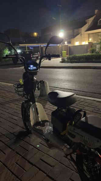 بايسكل شحن كهربائي صيني موديل 2024 مستعمل استخدام شخصي نظيف بدون بايدرات مع بلوتوث
نقص 
الكلوب محترك الأمامي فقط و قاعدة الكشن طاكة فقط هاي المشاكل الي بي

الملحقات
شاحن
مفاتيح عدد 2
بصمة عدد 1
مفتاح قفل المقعد عدد 2
السعر 200 وبي مجال بسيط
للاستفسار ***********
