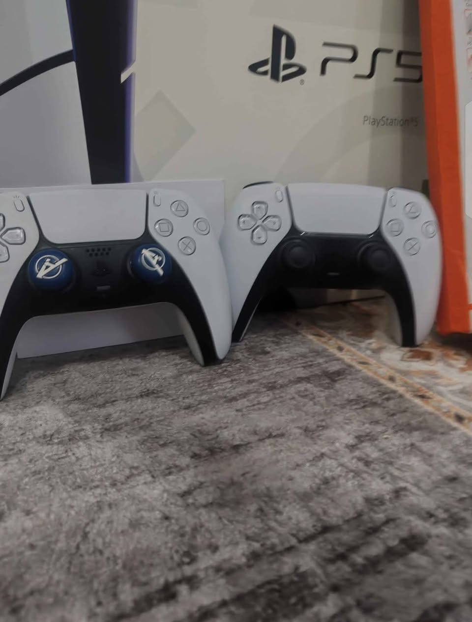 بلي 5 سلم 
كامل ملحقات مع جوستكين 
وقرص gta5
وستاند شحن وتبريد 
السعر 675 
مكاني ناصرية الشموخ 
للاتصال ***********
