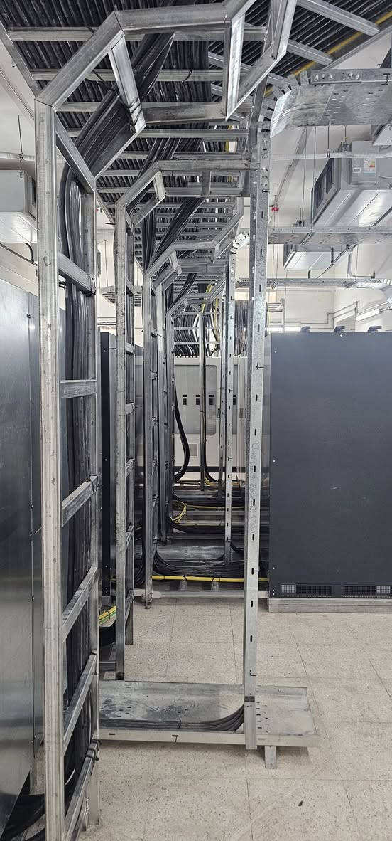 🏢 تم بعونه تعالى إنجاز مشروع الشركة المتكاملة تجهيز وتنصيب منظومة طاقة غير منقطعة (UPS) متكاملة من شركة Riello UPS الإيطالية، باستخدام أجهزة موديل MHT600 وبسعة 600 KVA للجهاز الواحد.
⚡ تم ربط عدد (5) أجهزة بنظام التوازي (Parallel System) لتشكيل منظومة مركزية متكاملة بسعة إجمالية تبلغ :
🔹 3000 KVA
🔋 كما تم تجهيز المنظومة ببطاريات صناعية نوع Lead Acid من شركة Leoch العالمية، لضمان أعلى مستويات الاعتمادية والاستقرار واستمرارية التغذية الكهربائية للأحمال الحساسة والمشاريع الحيوية.
🛠️ شملت الأعمال :
✔️ التجهيز الكامل للمعدات
✔️ أعمال التنصيب والربط
✔️ البرمجة والتشغيل
✔️ إجراء الفحوصات الفنية والاختبارات التشغيلية وفق المعايير العالمية
📈 تتميز منظومات MHT Series بالكفاءة العالية، وقابلية التوسع، والاعتمادية الكبيرة في التطبيقات الصناعية ومراكز البيانات والمشاريع الحرجة.
📞 للاستفسار والتواصل :
***********
🏢 شركة عجائب الماس
الوكلاء المعتمدون لشركة Riello UPS في العراق 🇮🇶
