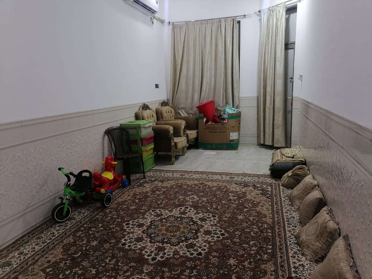 بسم الله الرحمن الرحيم
اللهم صل على محمد وال محمد

#بيت بالحكم للبيع 
الشارع الايسر بعد المركز الصحي 
مقابل اسواق سجاد
قريب على الساحة  وعلى شارعين
 طابق واحد كونكريت مسلح
 كل الخدمات متوفرة 
مساحته ١٢٥ متر (٦،٢٥٠*٢٠)
تبليط ومجاري شارع ١٥ متر
السعر ١١٠ مليون
مكتب سيد ناجح
***********
***********
