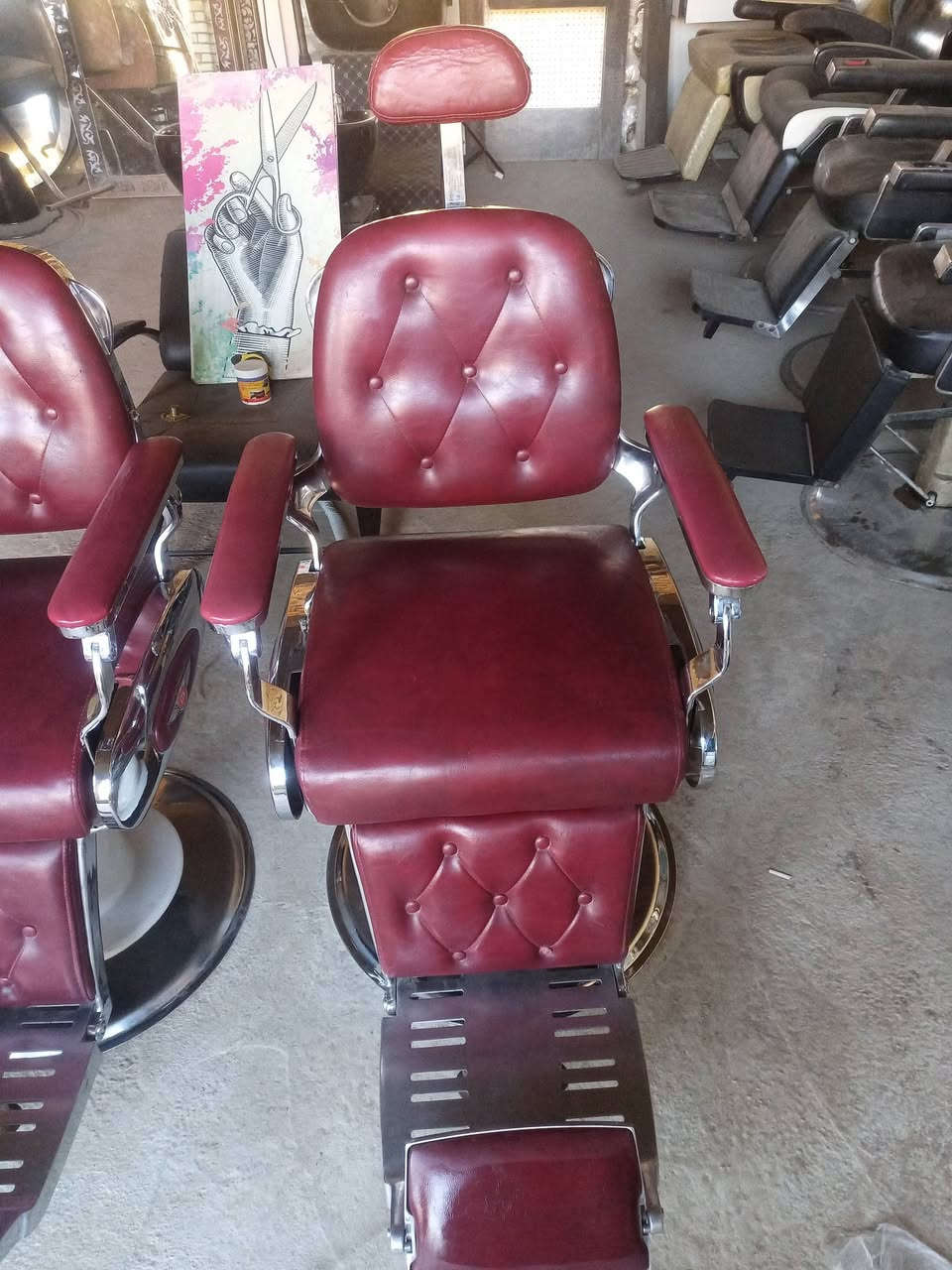 كراسي حلاقة ملكي درجه اولى نضافه 100٪ عدد 2 العنوان بابل مدينه القاسم *********** /***********
