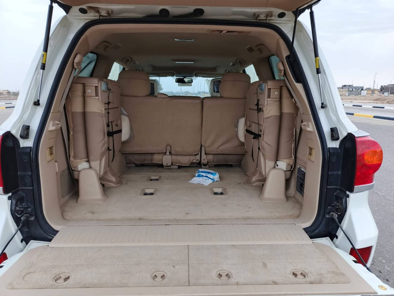 السلام عليكم لاندكروز فكساره 2014 فول مواصفات السياره جاهزه من كلشي مابيهه اي نقص سياره جديده بمعنا الكلمه وضع شركه رقم بصره بسمي  
‼️‼️ملاحضه / انا مكلف بانشر  
📍العنوان البصره الطوبه والنخيله 
***********
