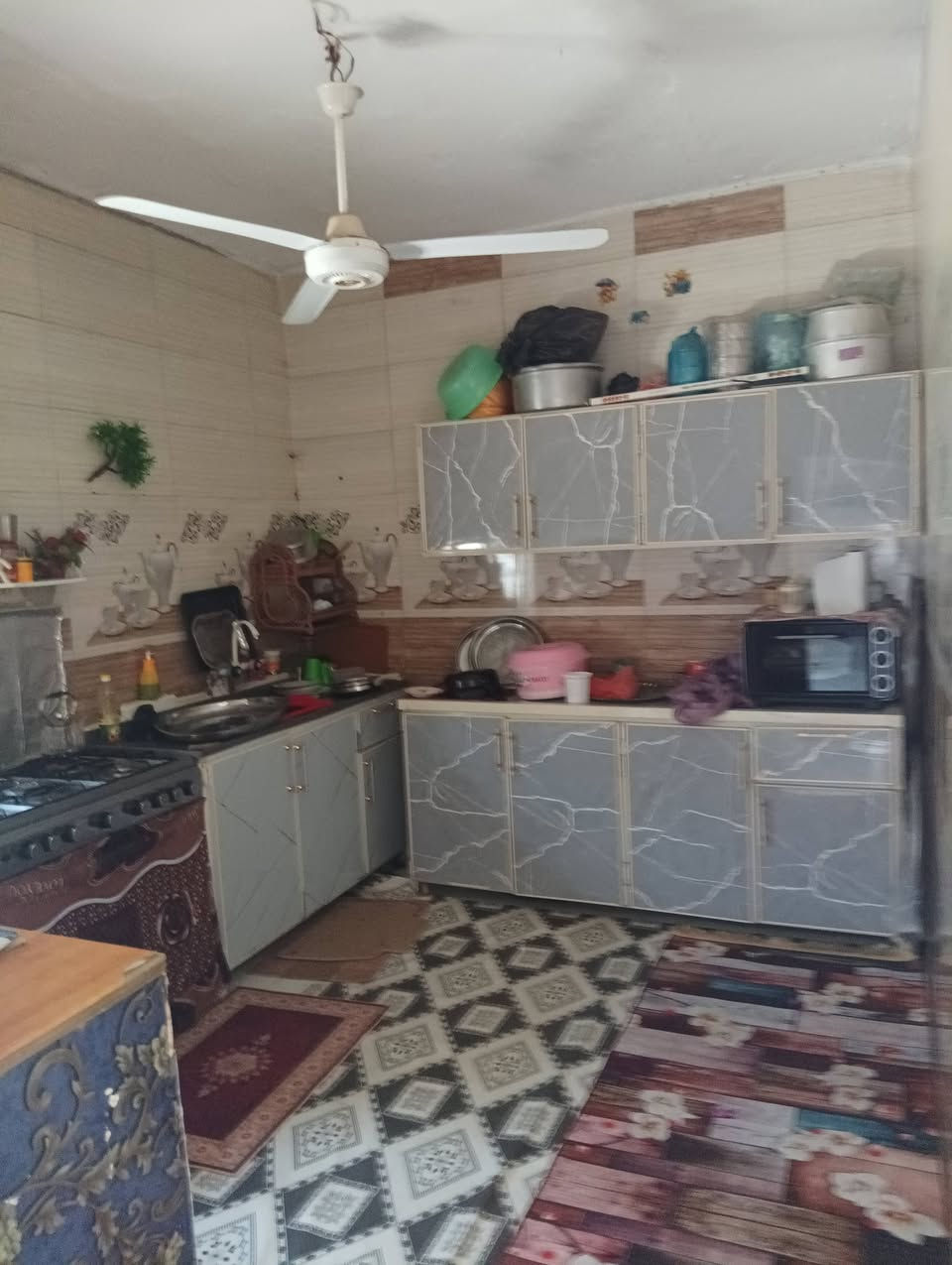 بيت للبيع المساحه 250 متر السعر 40 وبيه مجال للشراي يدلل موقع البيت حي الزهراء على شارع الشريفات ***********
