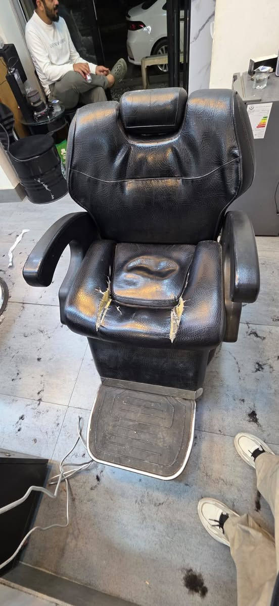 ٣ كراسي حلاقه مستعمل محتاجات فقط دوشمه كلشي شغال 
للبيع السعر ٣٠٠ الف كلهم مابيع كرسي واحد *********** اتصال
