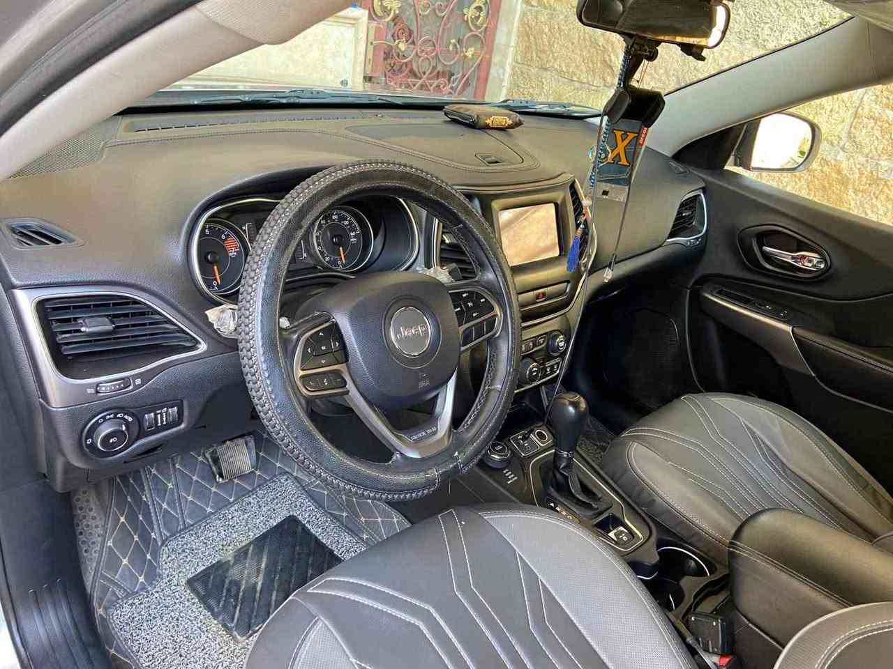 السلام عليكم
جيب بزون موديل 2019 محرك 4 سلندر 2400 سي سي مواصفات لاتتيود بلس بصمة تشغيل وتشغيل عن بعد مقاعد جلد شاشة وسط كرسي كهرباء تحكم ستيرن جهتين كروس سرعة وتحكم صوت واندرويد وكار بلي لايت زينون مع ليد نهاري السيارة عليها ادامة كاملة ومتعوب عليها سيارة مابيها اي نقص صدر امامي جديد تخم تاير جديد باتري جديد نوزلات وكالة جدد دسكات جديدة .
السيارة ماشي 81 الف ميل ورقم اربيل باسمي تحويل فقط. 
حادثها سطحي صفحة الراكب جاملغ وبابين وبدون ايرباك السيارة بدون اي ايرباك كلها سليمة حادث سطحي وصور الحادث موجودة ..بجم كبس بلادي 
السعر 140 ورقة 
موجودة في بغداد 
للاتصال *********** وموجود واتساب
