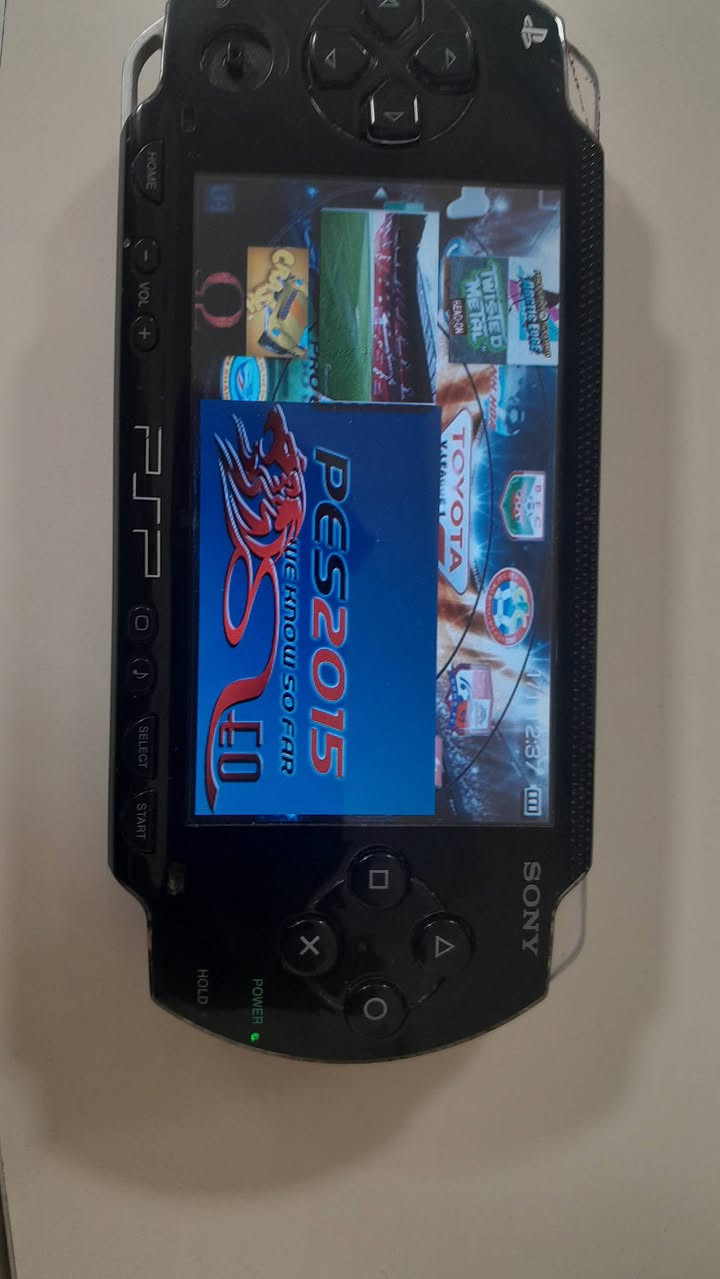 جهاز psp مديل 3000 صعب تلكا نظيف شاحنته الاصليه صعب تلكاها كله صيني بي 9 العاب بس هذي جوه الاتجاهات مشلوعه وضايعه تشتغل مابيها شي تحصلها بألف يركبها الك و ps2 نظيف وكامل ملحقاته فلاش بي اربع العاب جيتلي gta sa و god of war و bully واليده جديدة سعر ال psp ب 55 ال ps2 ب 30 شراي راسلني الرقم ***********
