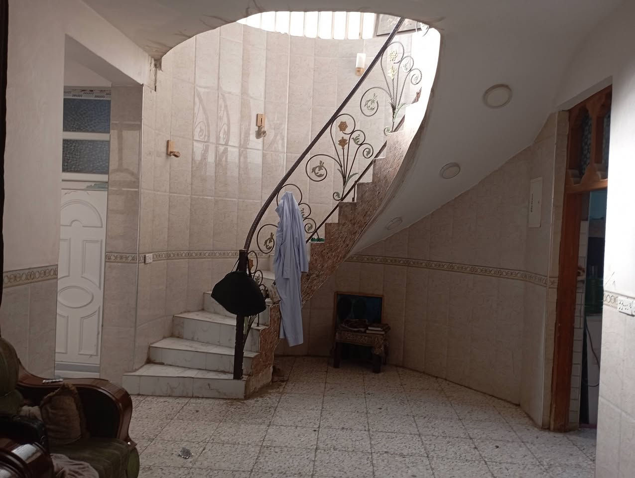 دار للبيع المساحه 200مترطابقين اربع غرف نوم العنوان حي الجزائر خلف المحكمه الجديده رقم ***********
