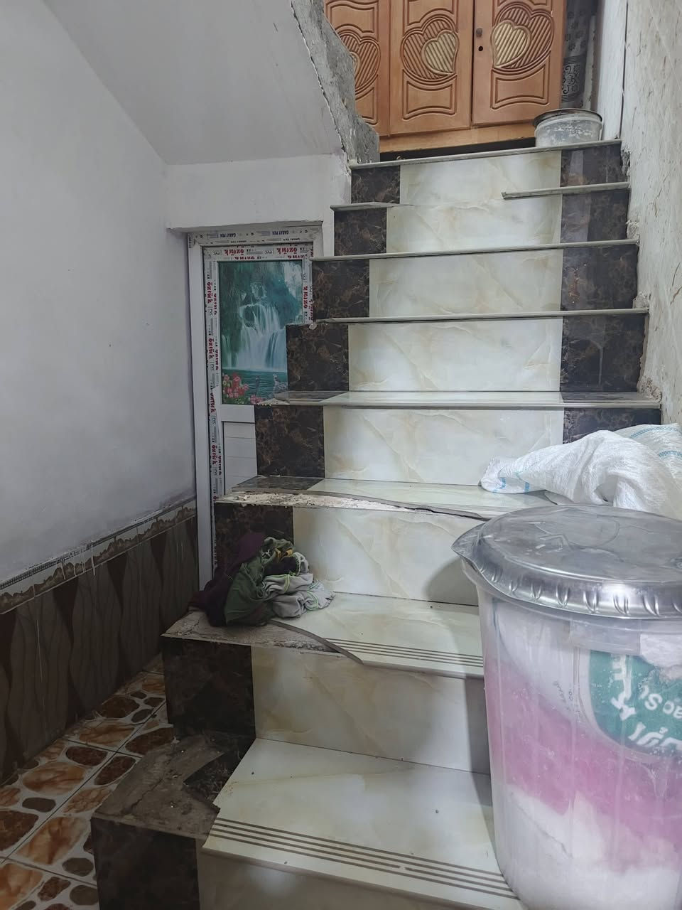 بيت البيع ناحية ازيناويه 125غرفتين جوه وغرفه فوك +تستقبال +حمام وتواليت داخلي وخارجي +مطبخ البيت كامل +صطح شتكايكر وستاره ‏‪***********‬‏واهاذه رقمي
